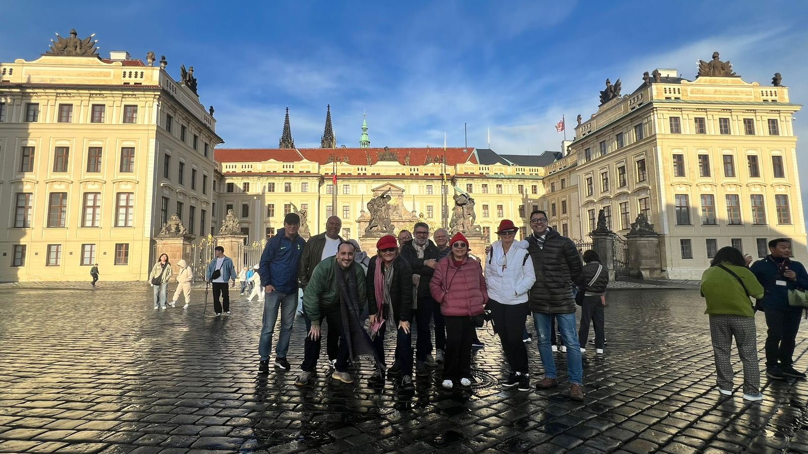 Grupo de viajantes em frente ao Castelo de Praga